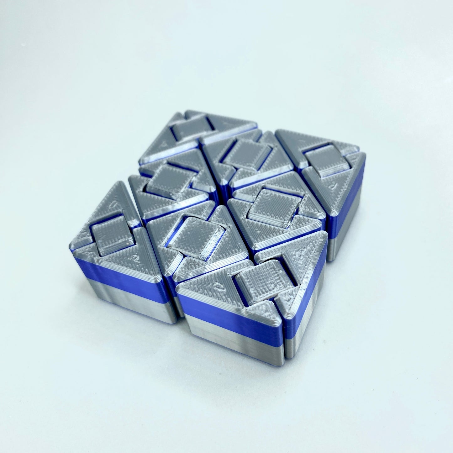 Origami Infinito – Cubo Sensorial Articulado em Impressão 3D