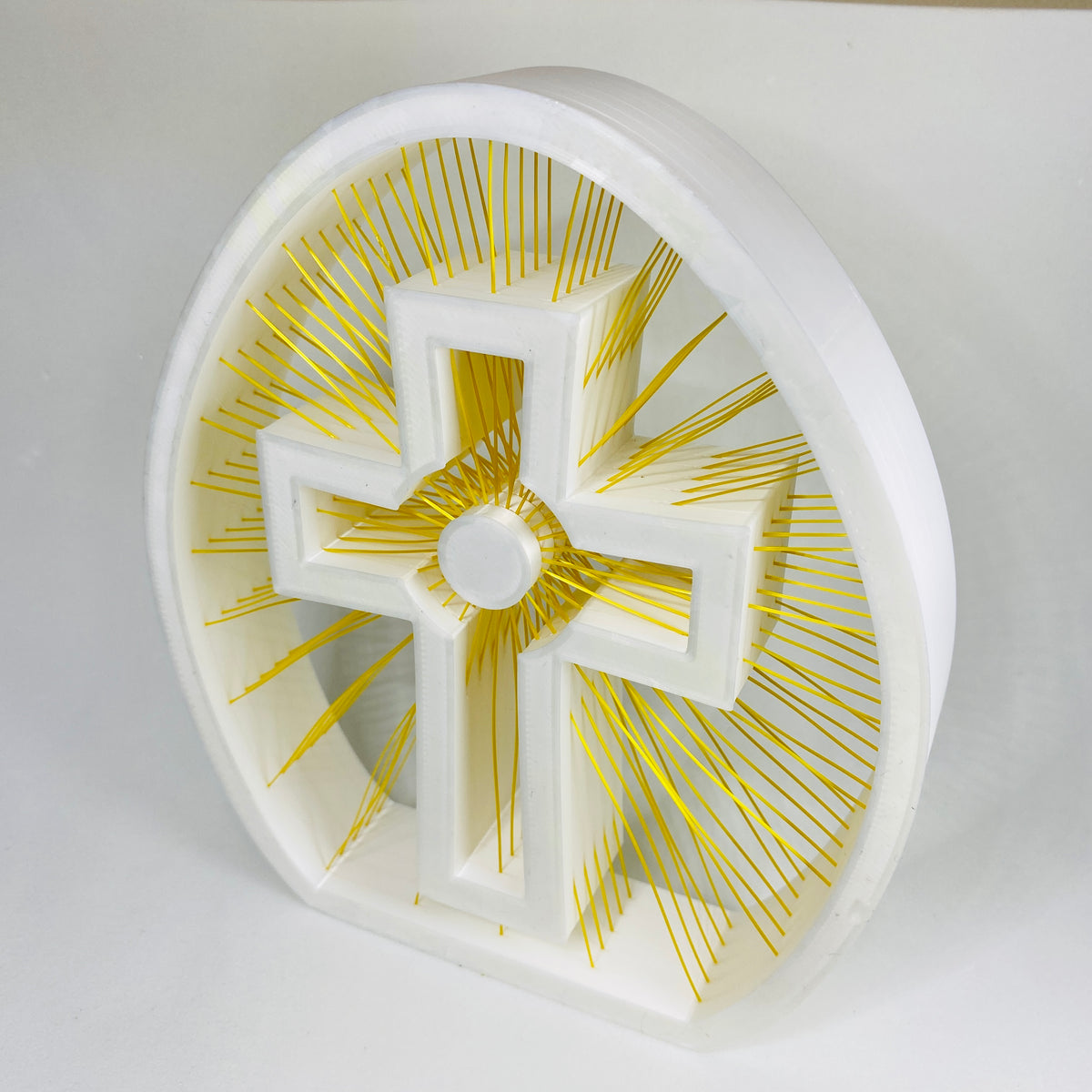 Cruz Decorativa em 3D com Fios Dourados | Decoração Religiosa