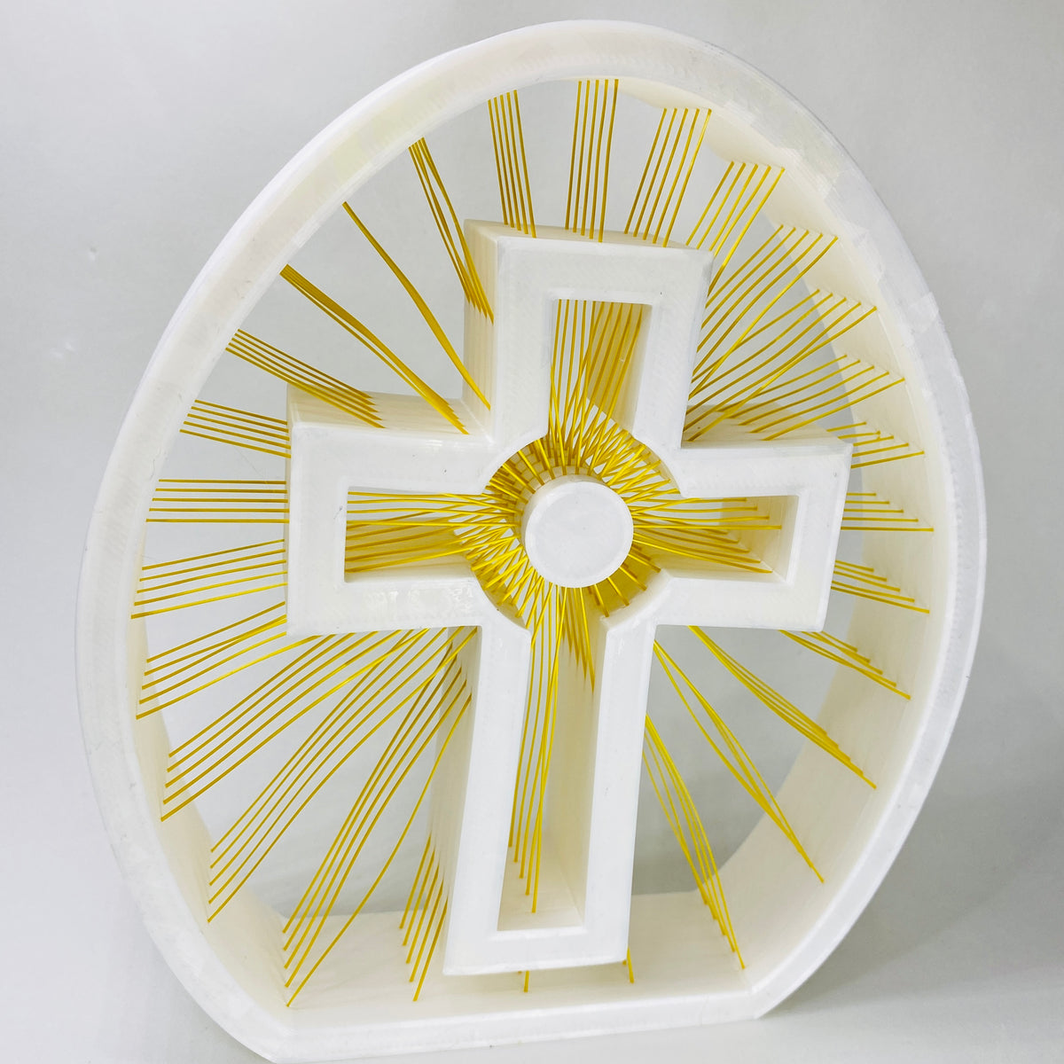 Cruz Decorativa em 3D com Fios Dourados | Decoração Religiosa