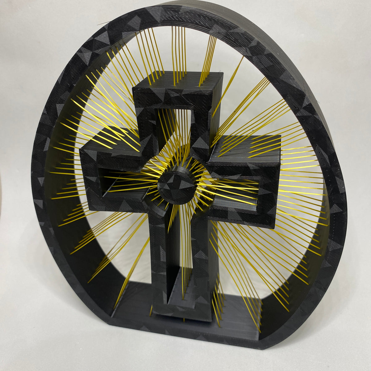 Cruz Decorativa em 3D com Fios Dourados | Decoração Religiosa
